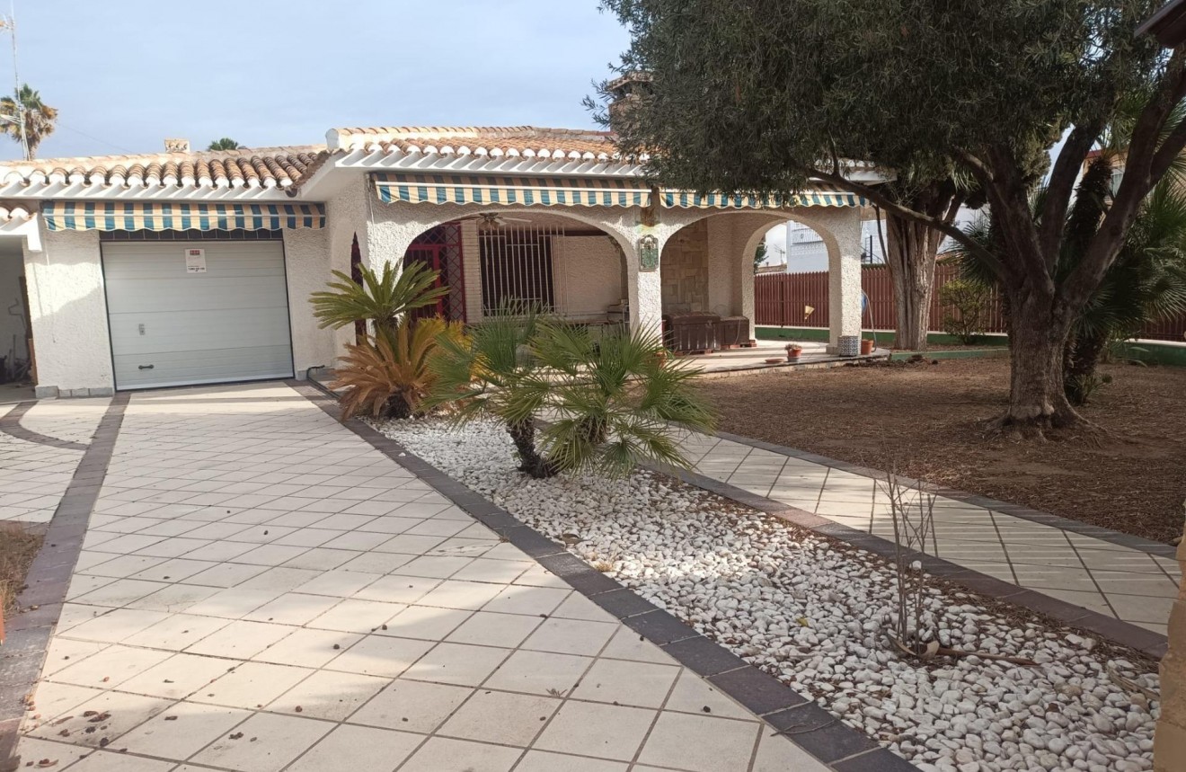 Tweedehands - Chalet -
Orihuela Costa - Campoamor