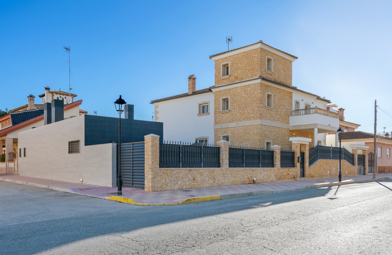 Segunda mano - Chalet -
Jacarilla - Inland