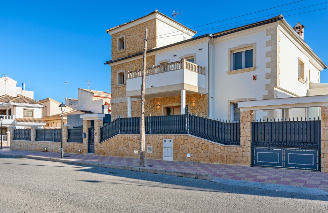 Segunda mano - Chalet -
Jacarilla - Inland