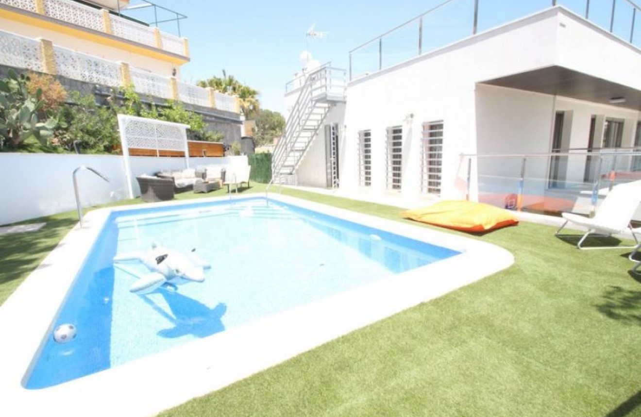 Resale - Chalet -
Orihuela Costa - Costa Blanca