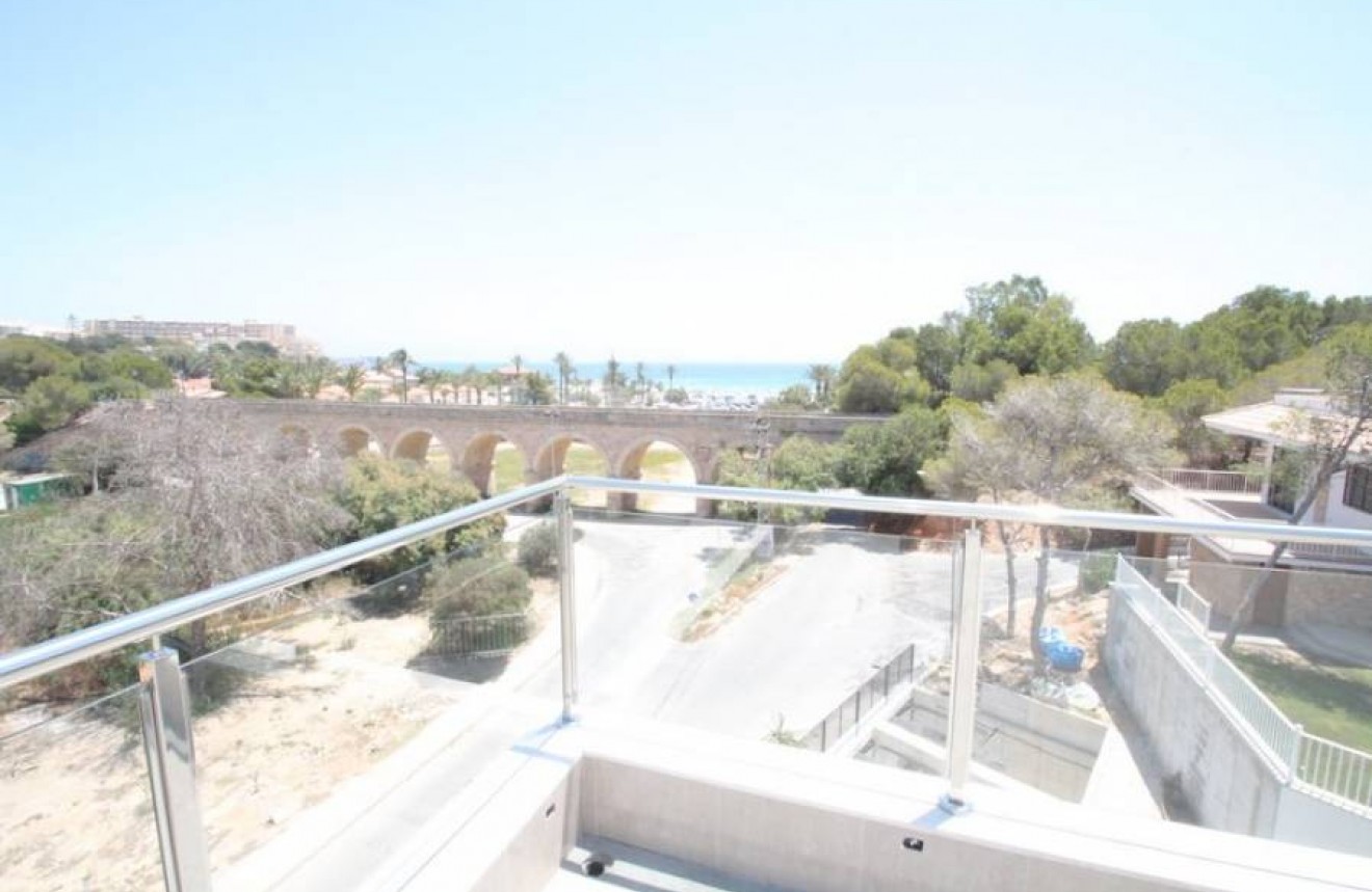 Resale - Chalet -
Orihuela Costa - Costa Blanca