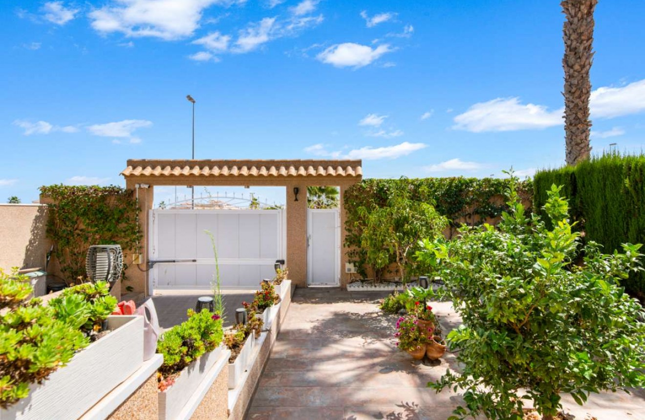 Resale - Chalet -
Punta Prima - Costa Blanca