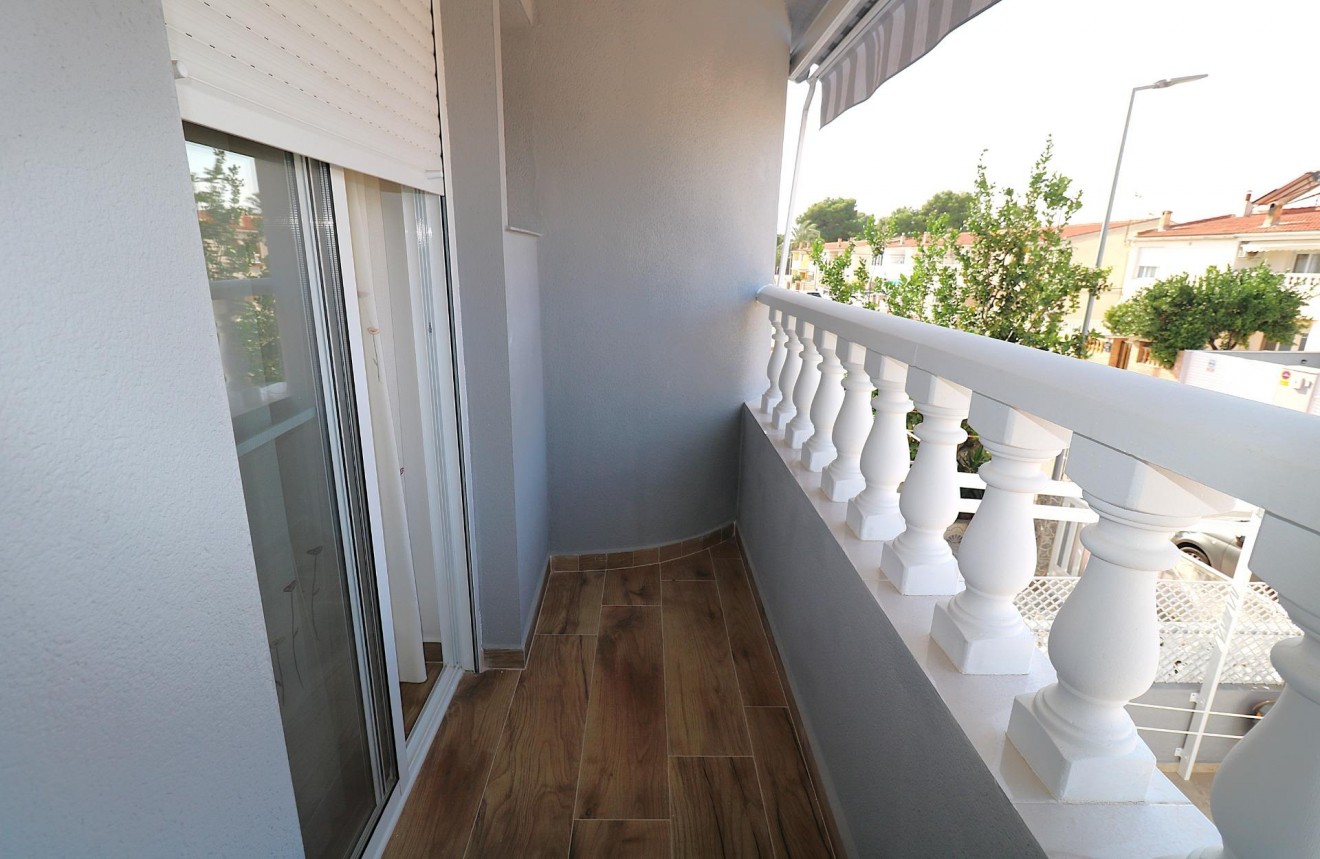 Resale - Chalet -
Torrevieja - Playa de los Naufragos