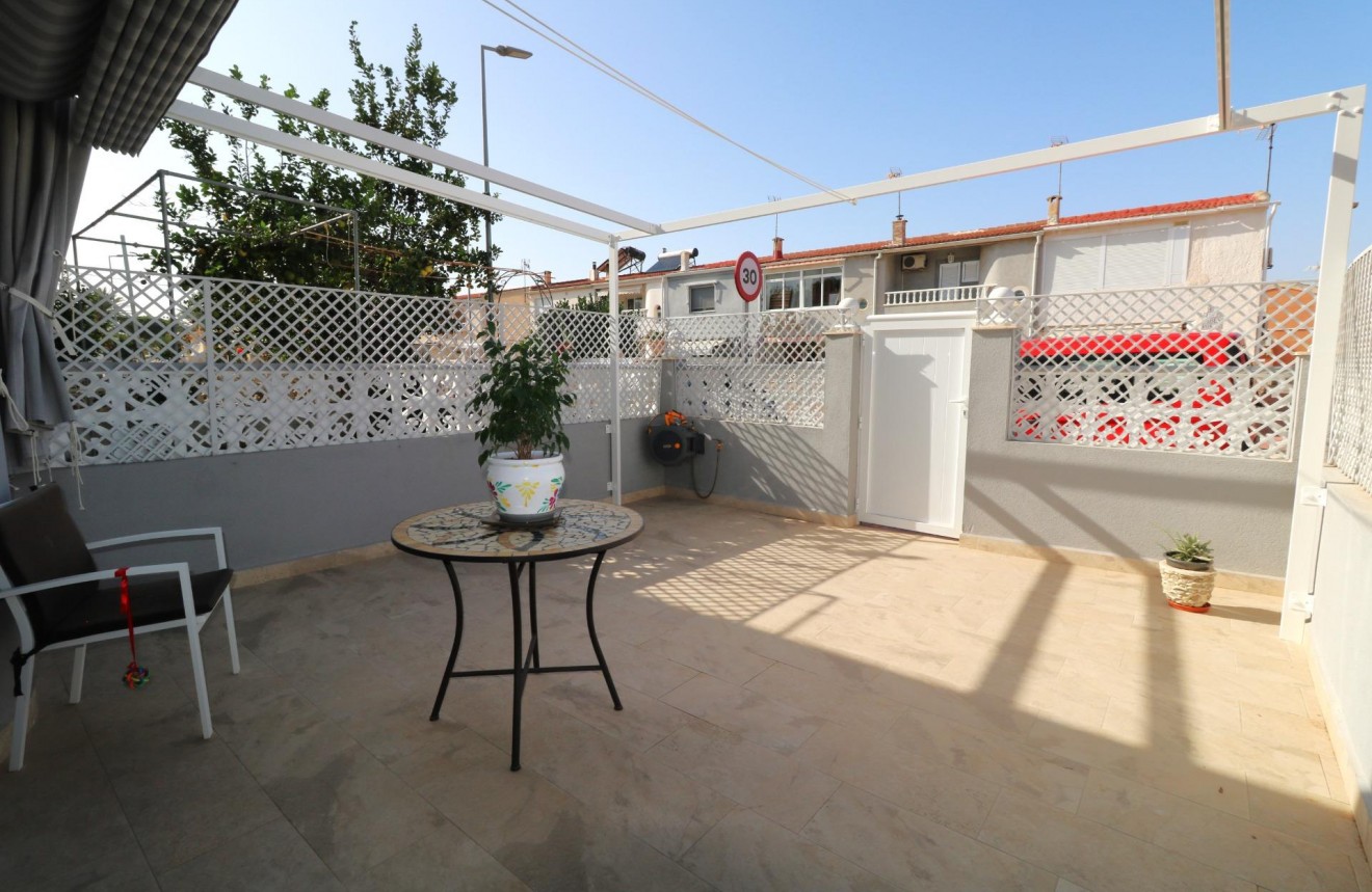 Resale - Chalet -
Torrevieja - Playa de los Naufragos