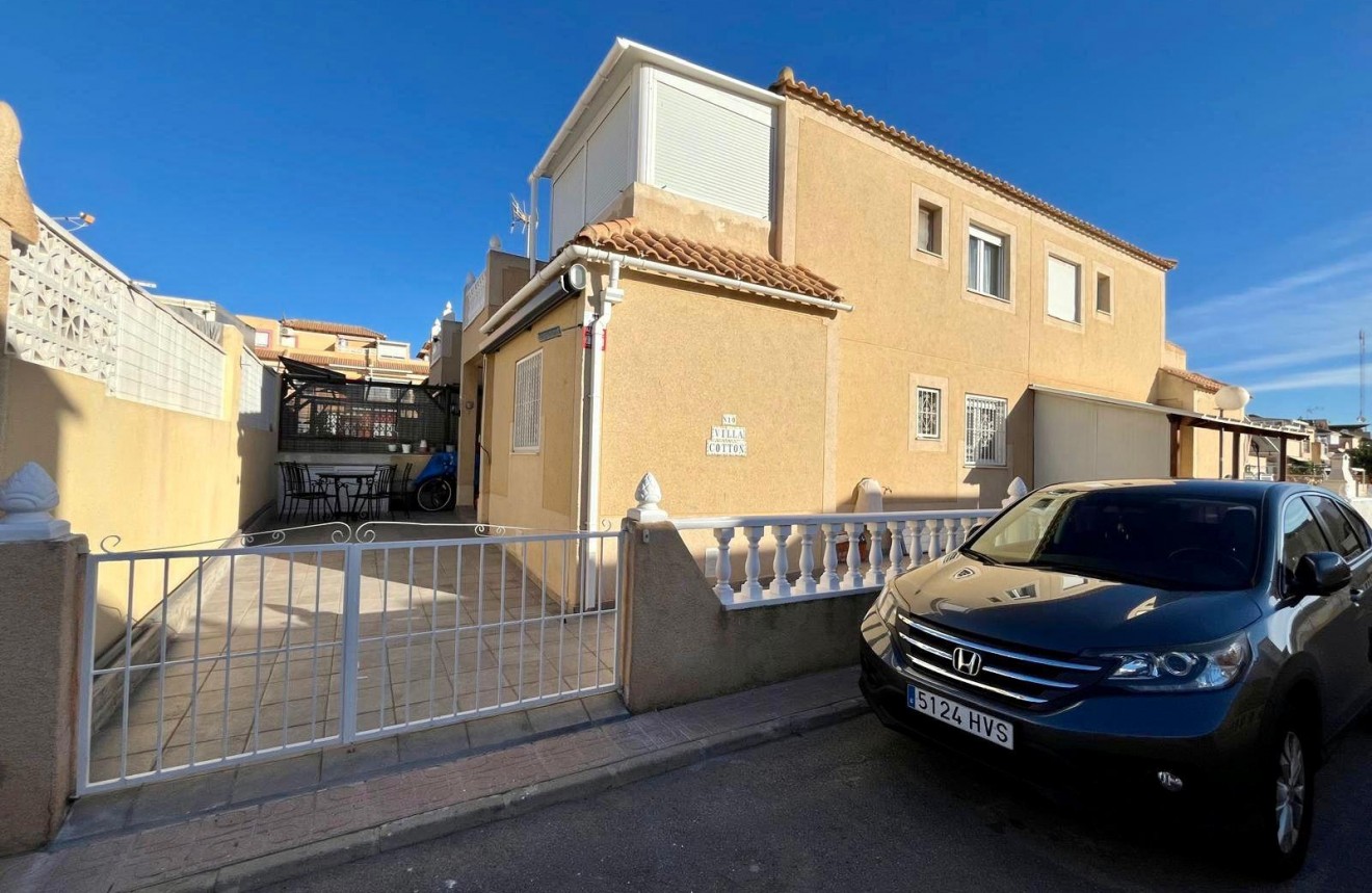 Resale - Chalet -
Torrevieja - El chaparral