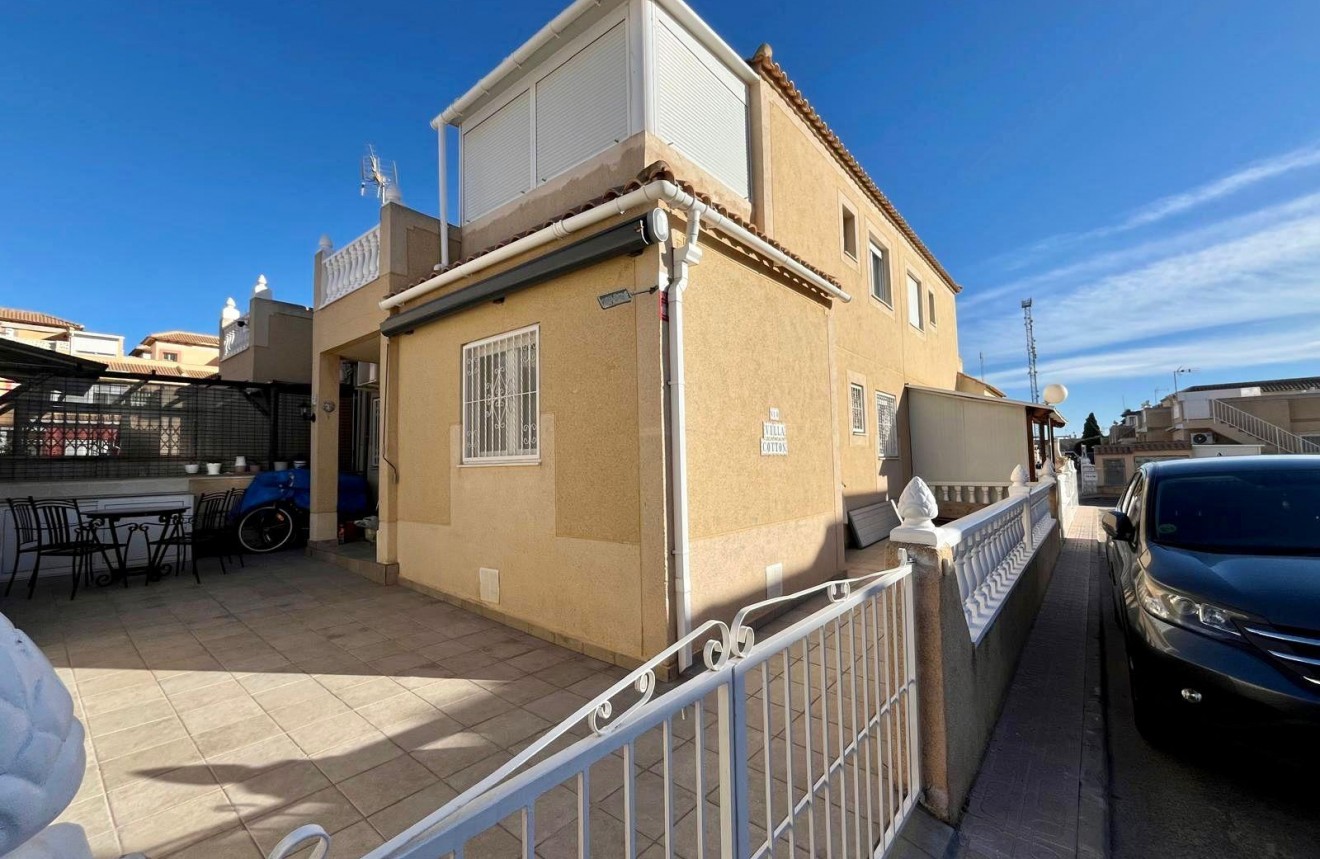 Resale - Chalet -
Torrevieja - El chaparral