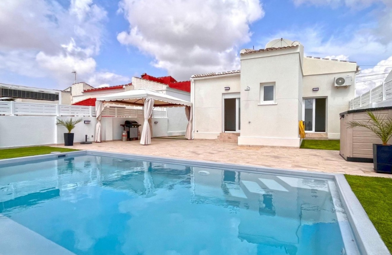 Resale - Chalet -
Torrevieja - Costa Blanca