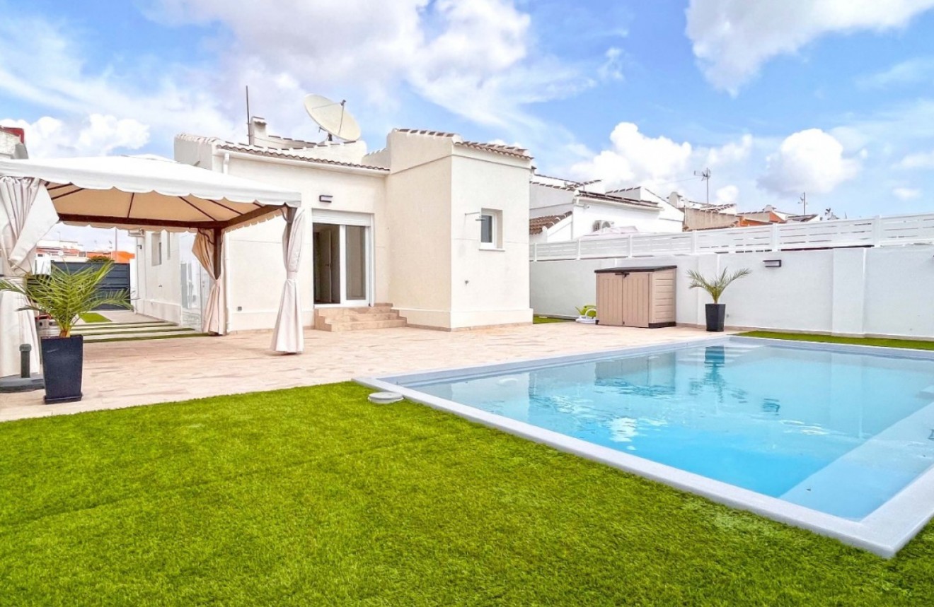 Resale - Chalet -
Torrevieja - Costa Blanca