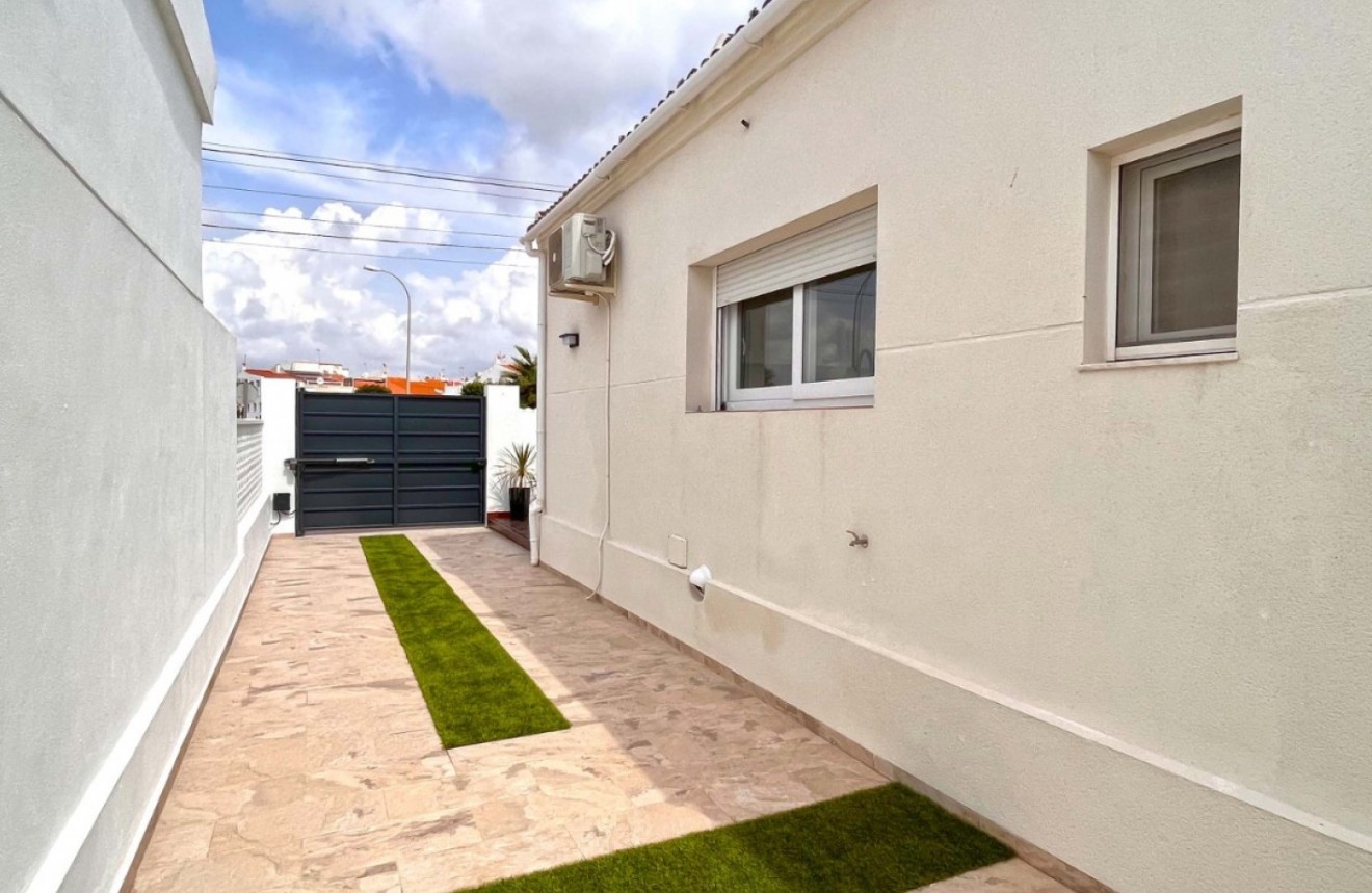 Resale - Chalet -
Torrevieja - Costa Blanca