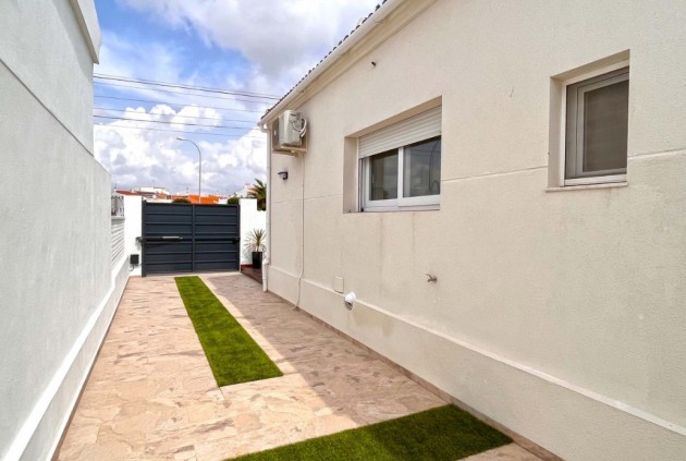 Resale - Chalet -
Torrevieja - Costa Blanca