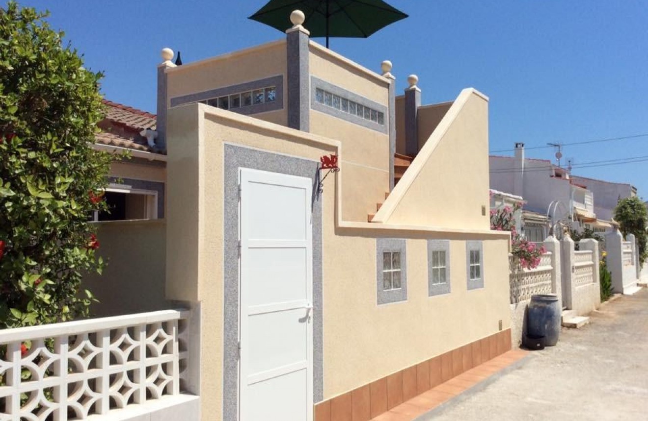 Resale - Chalet -
Torrevieja - El Limonar