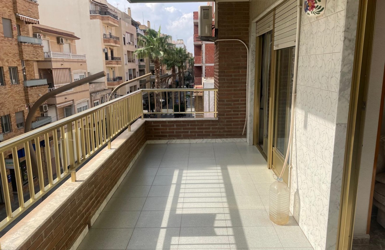 Z drugiej ręki - Mieszkanie w bloku -
Torrevieja - Centro