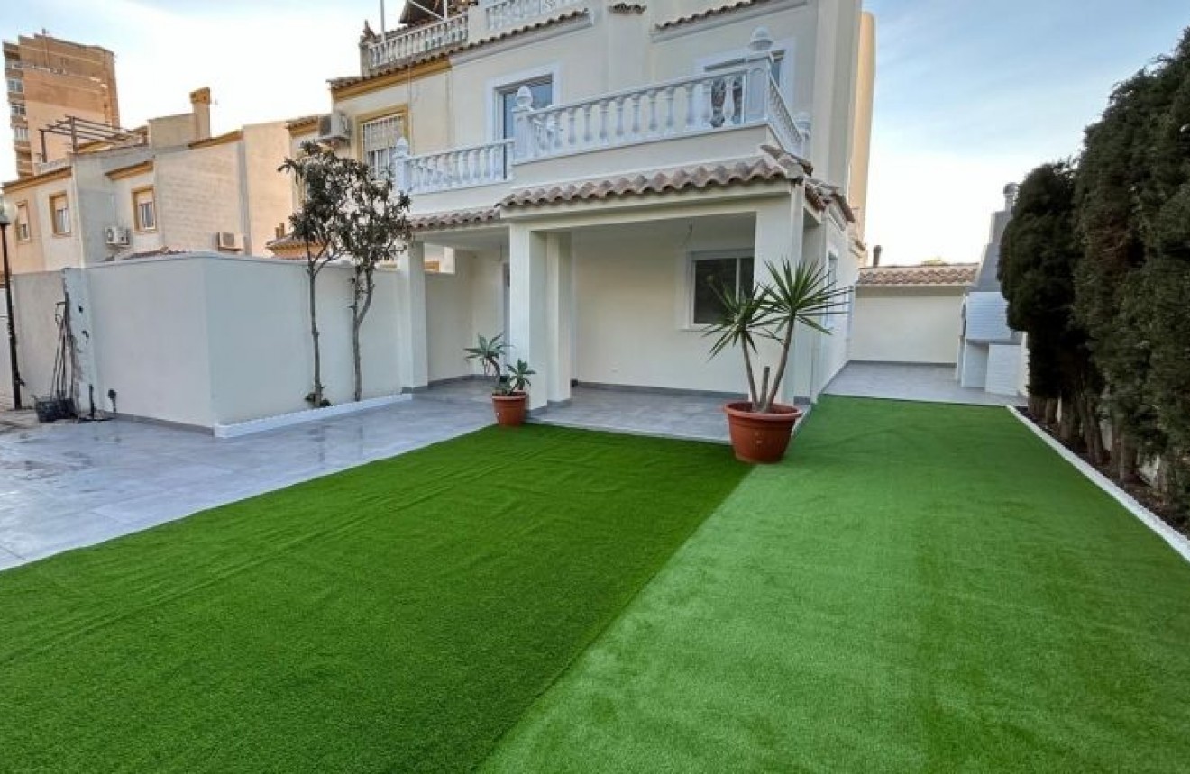 Z drugiej ręki - Szalet -
Torrevieja - Costa Blanca