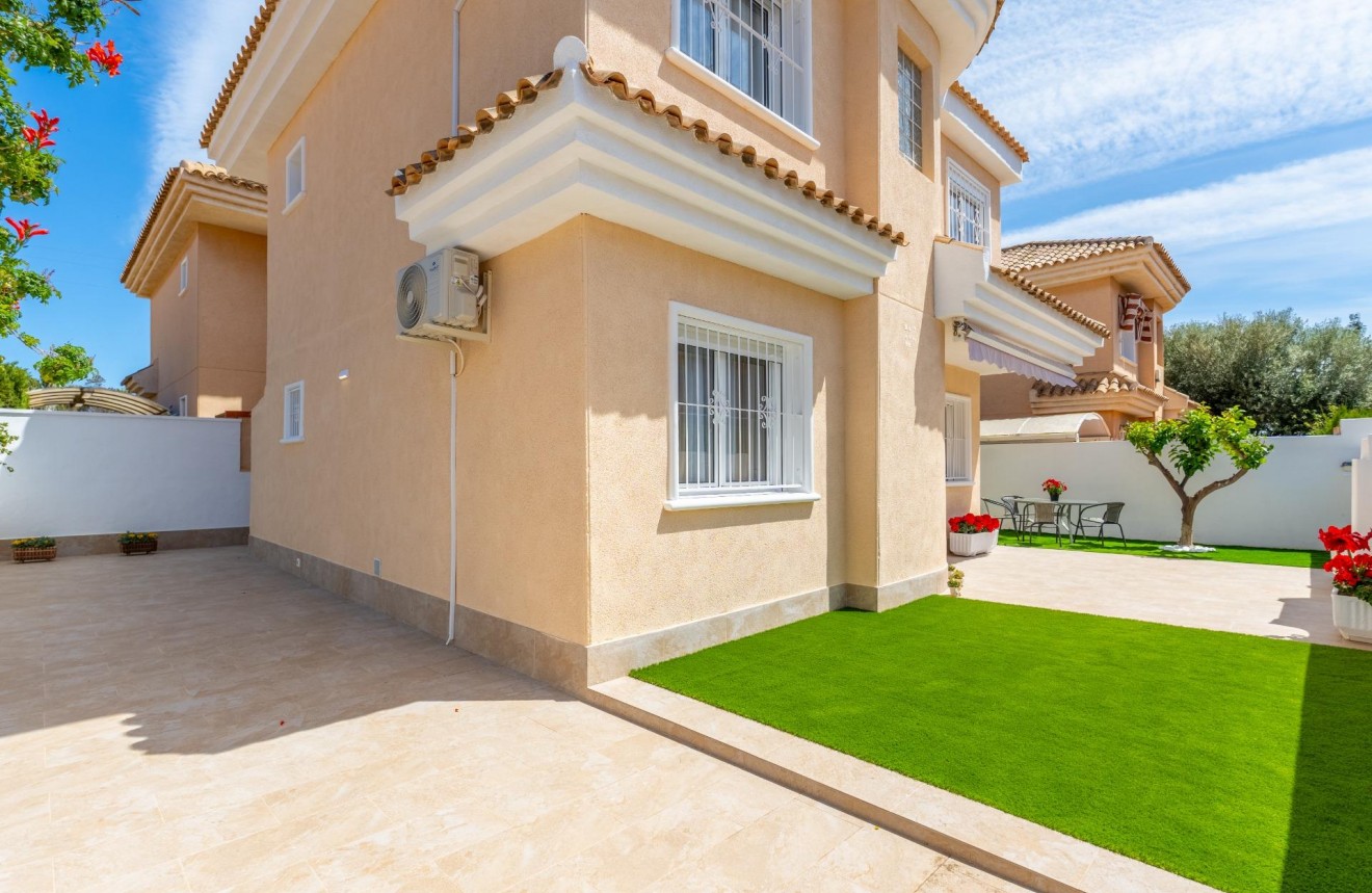 Segunda mano - Chalet -
Torrevieja - Punta prima