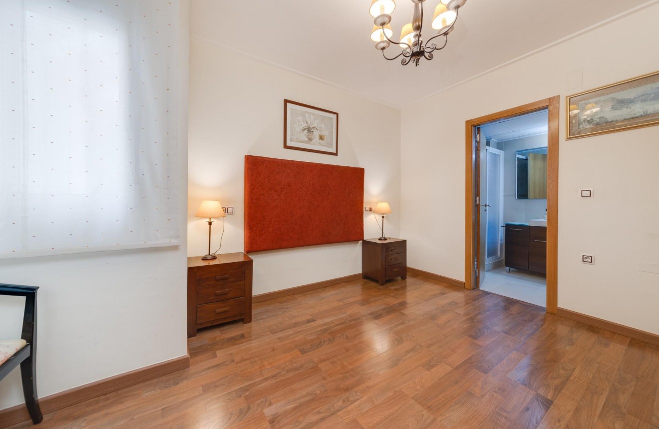 Resale - Apartment / flat -
Torrevieja - Centro