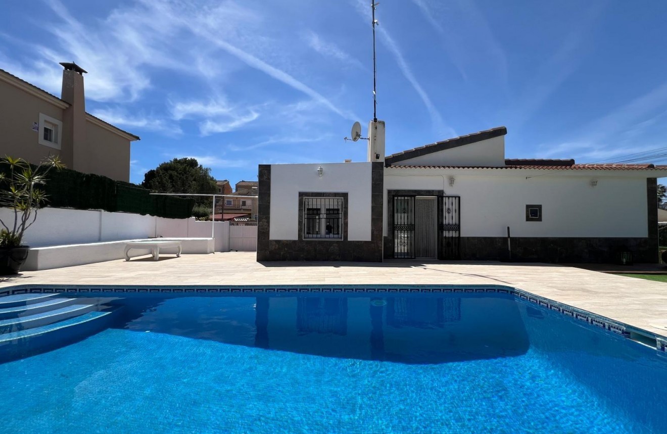 Segunda mano - Chalet -
Torrevieja - Los Balcones