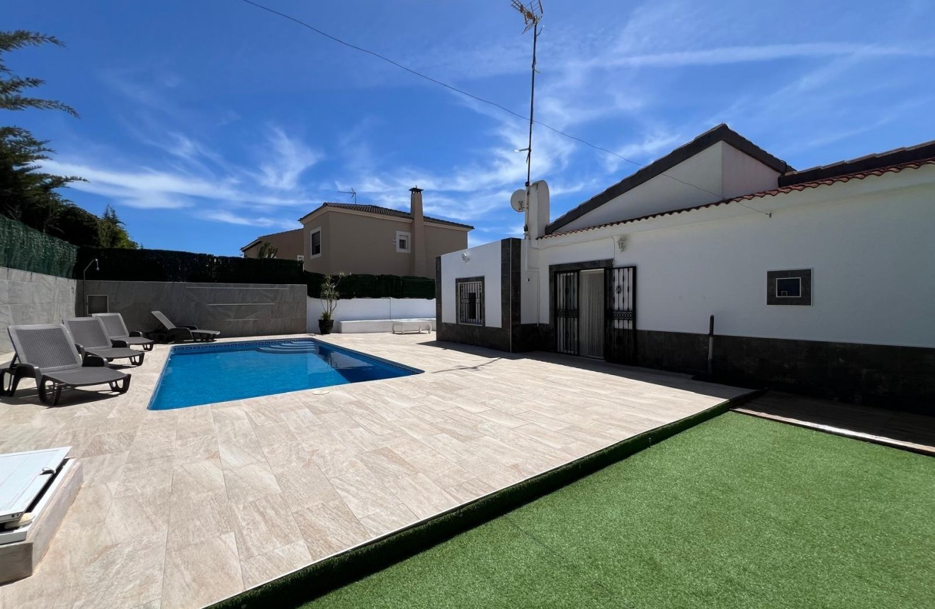 Segunda mano - Chalet -
Torrevieja - Los Balcones