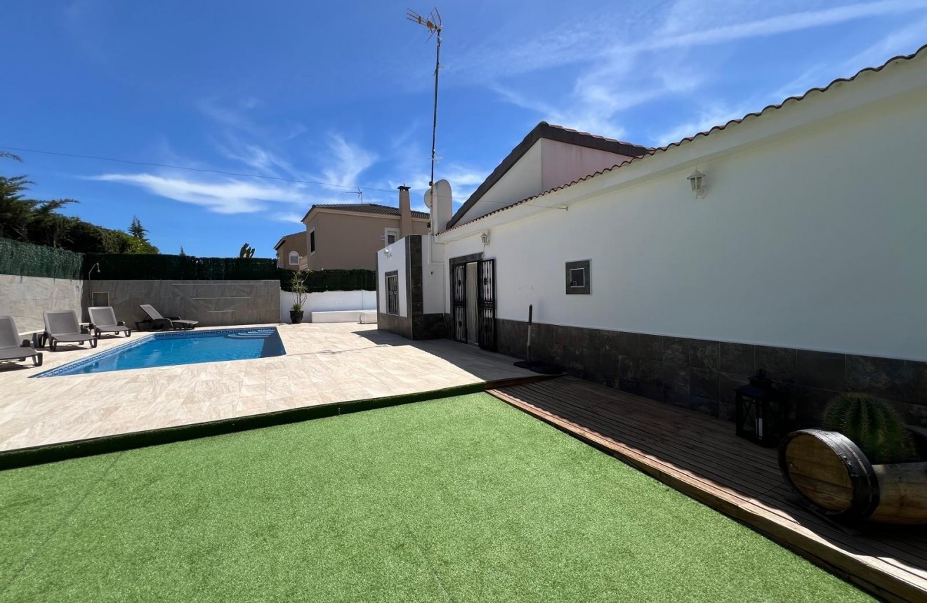 Segunda mano - Chalet -
Torrevieja - Los Balcones