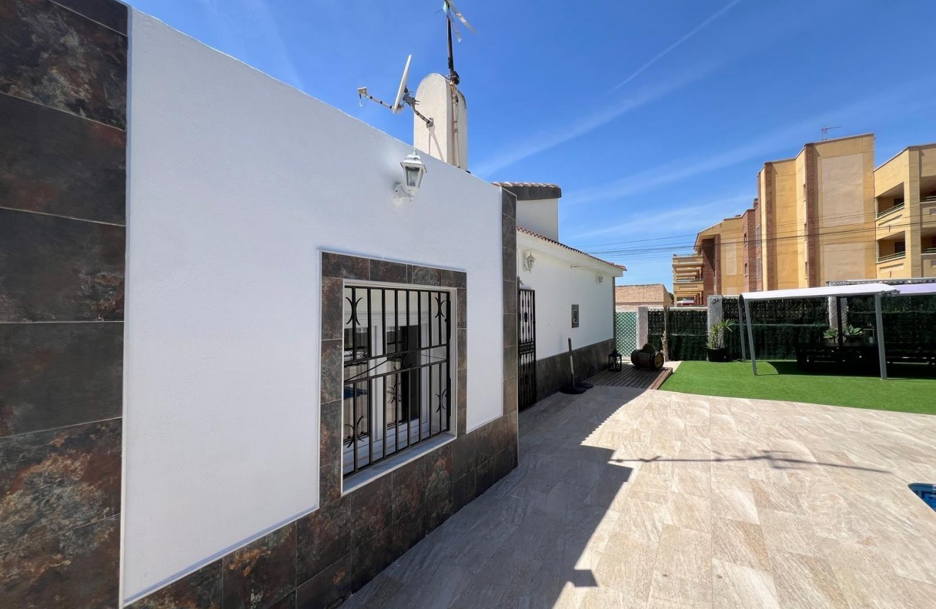 Segunda mano - Chalet -
Torrevieja - Los Balcones