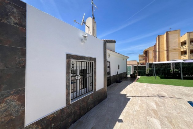 Segunda mano - Chalet -
Torrevieja - Los Balcones