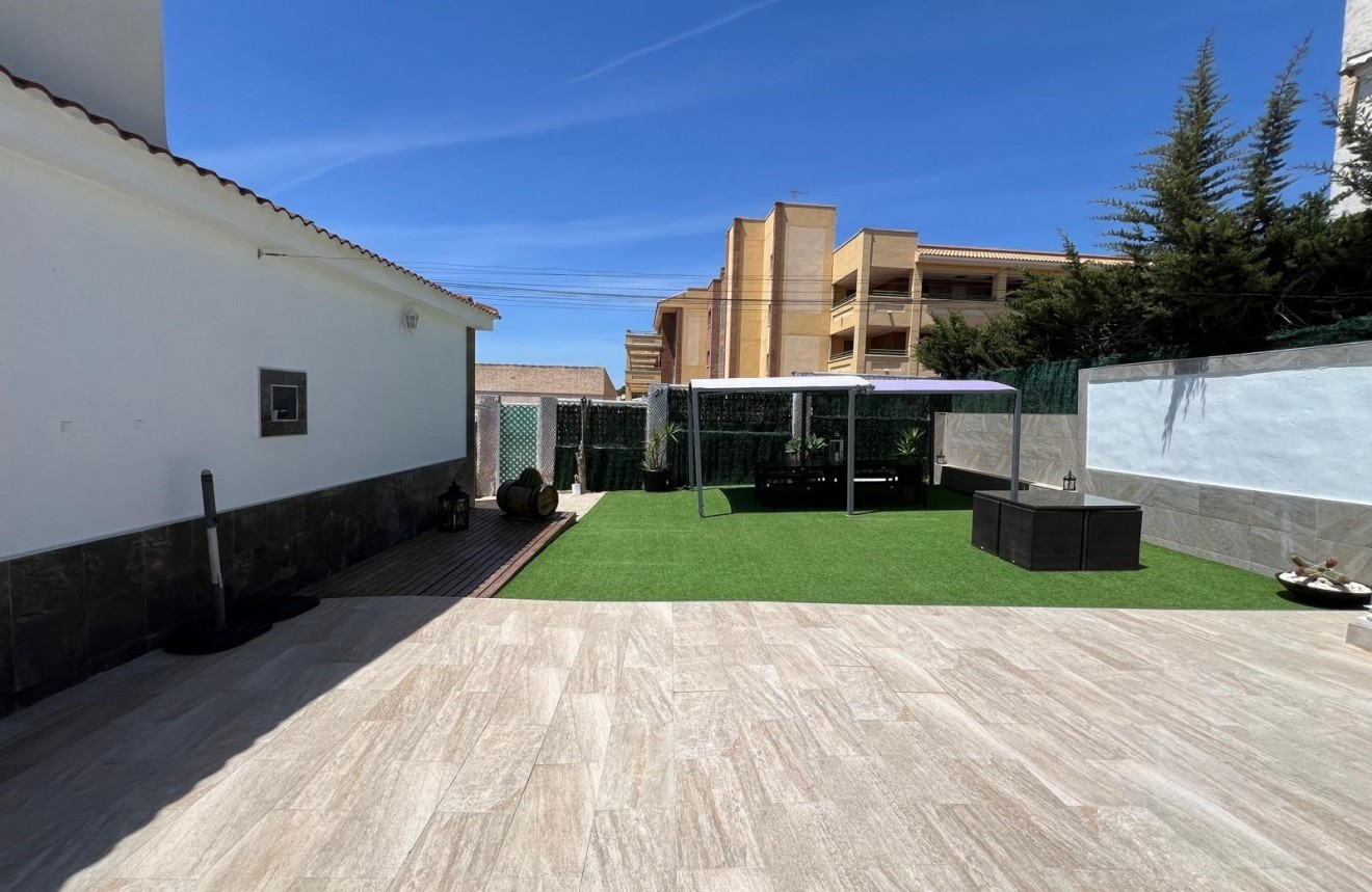 Segunda mano - Chalet -
Torrevieja - Los Balcones