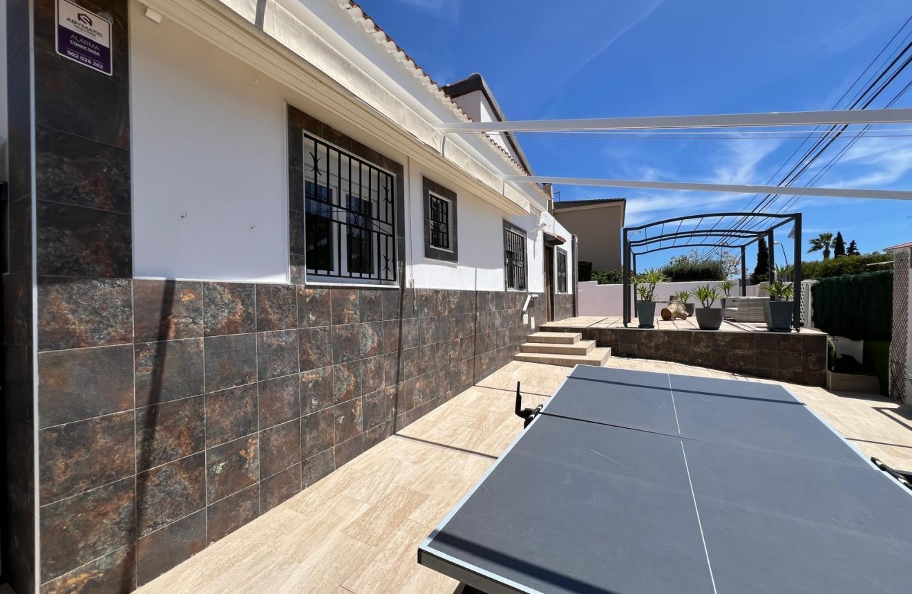 Segunda mano - Chalet -
Torrevieja - Los Balcones