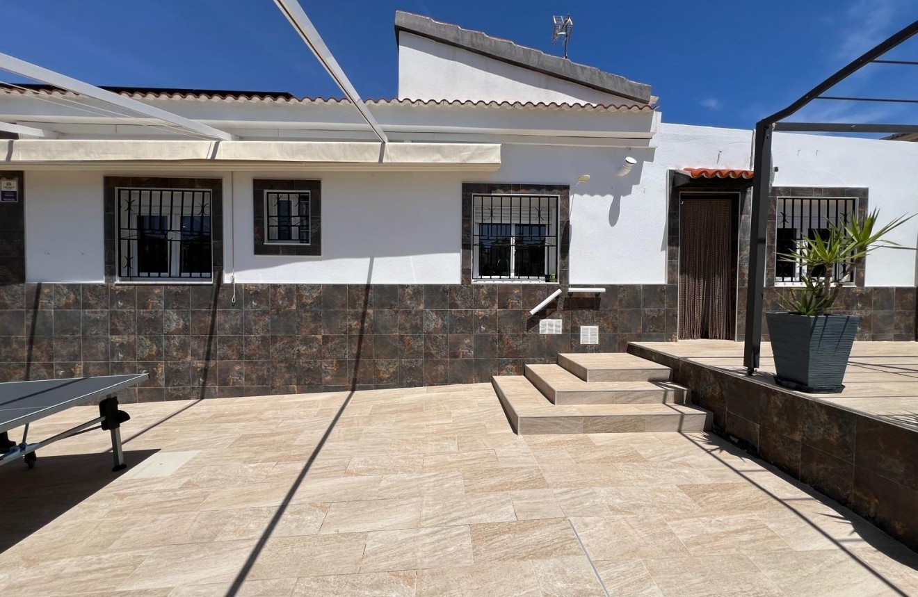 Segunda mano - Chalet -
Torrevieja - Los Balcones