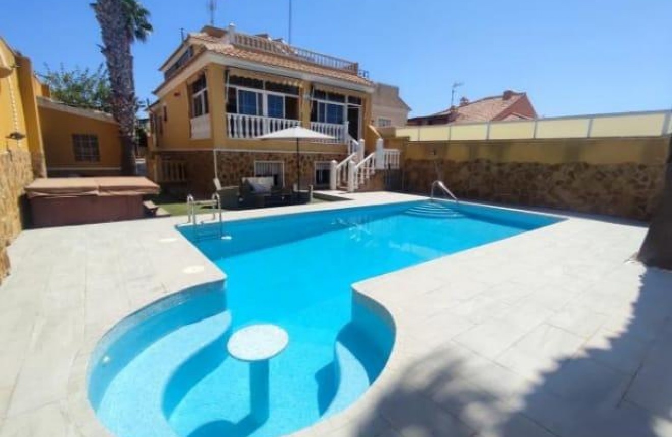 Resale - Chalet -
Torrevieja - aguas nuevas