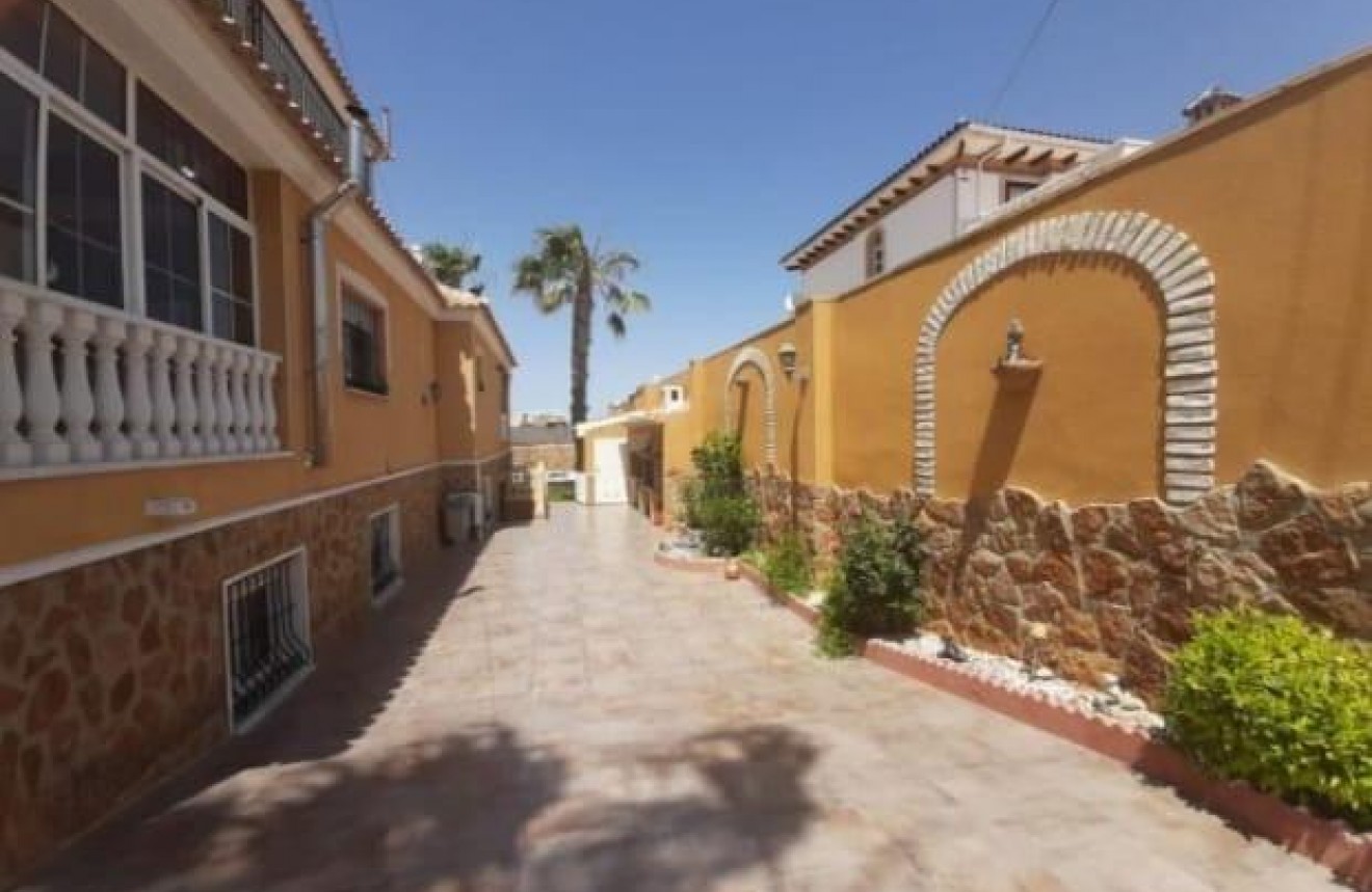 Z drugiej ręki - Szalet -
Torrevieja - aguas nuevas