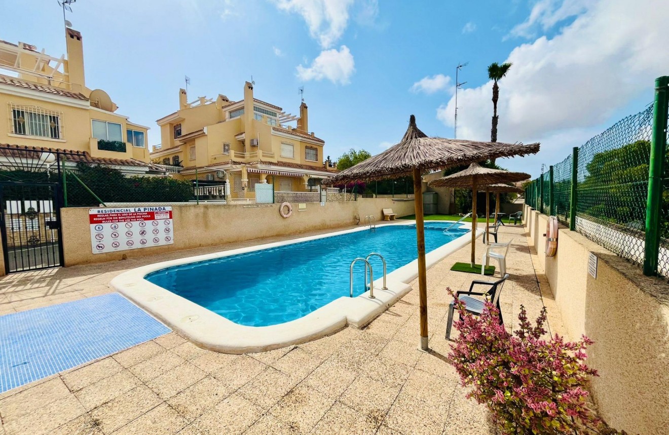 Resale - Chalet -
Orihuela Costa - La Florida