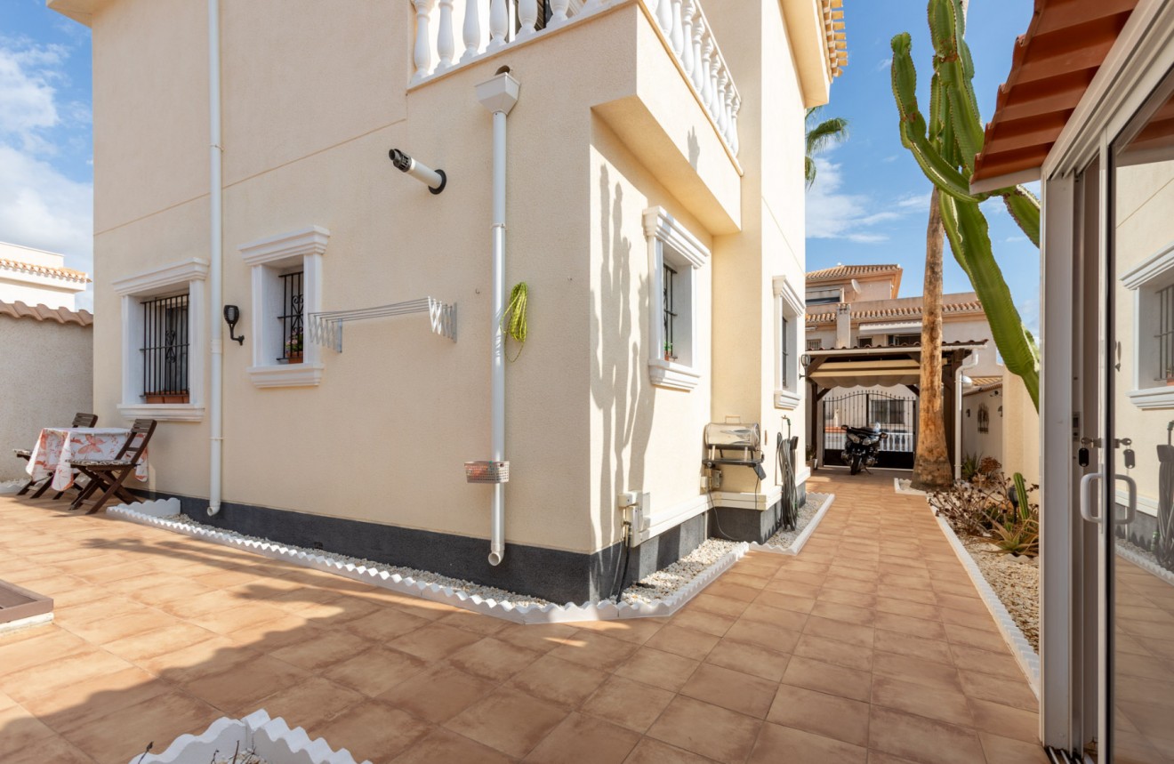 Resale - Chalet -
Orihuela Costa - Costa Blanca