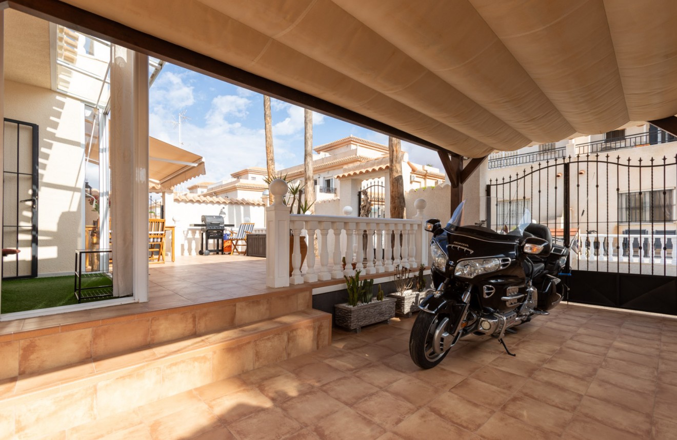 Resale - Chalet -
Orihuela Costa - Costa Blanca