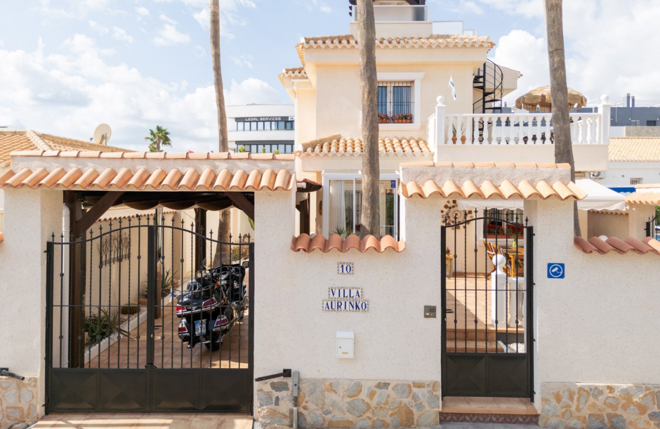 Resale - Chalet -
Orihuela Costa - Costa Blanca