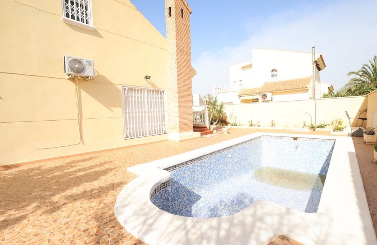 Resale - Chalet -
Orihuela Costa - Costa Blanca