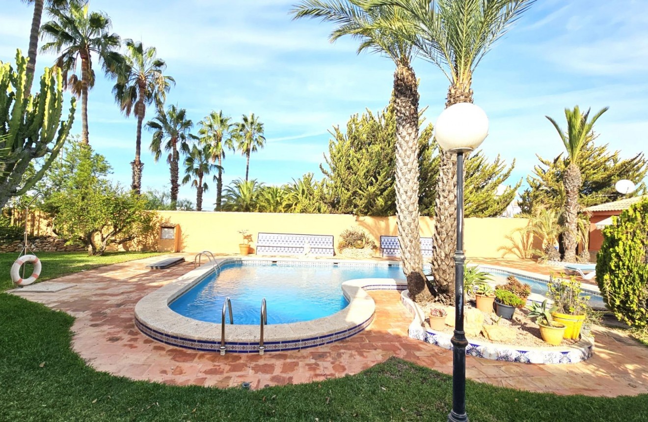 Resale - Chalet -
Torrevieja - San luis