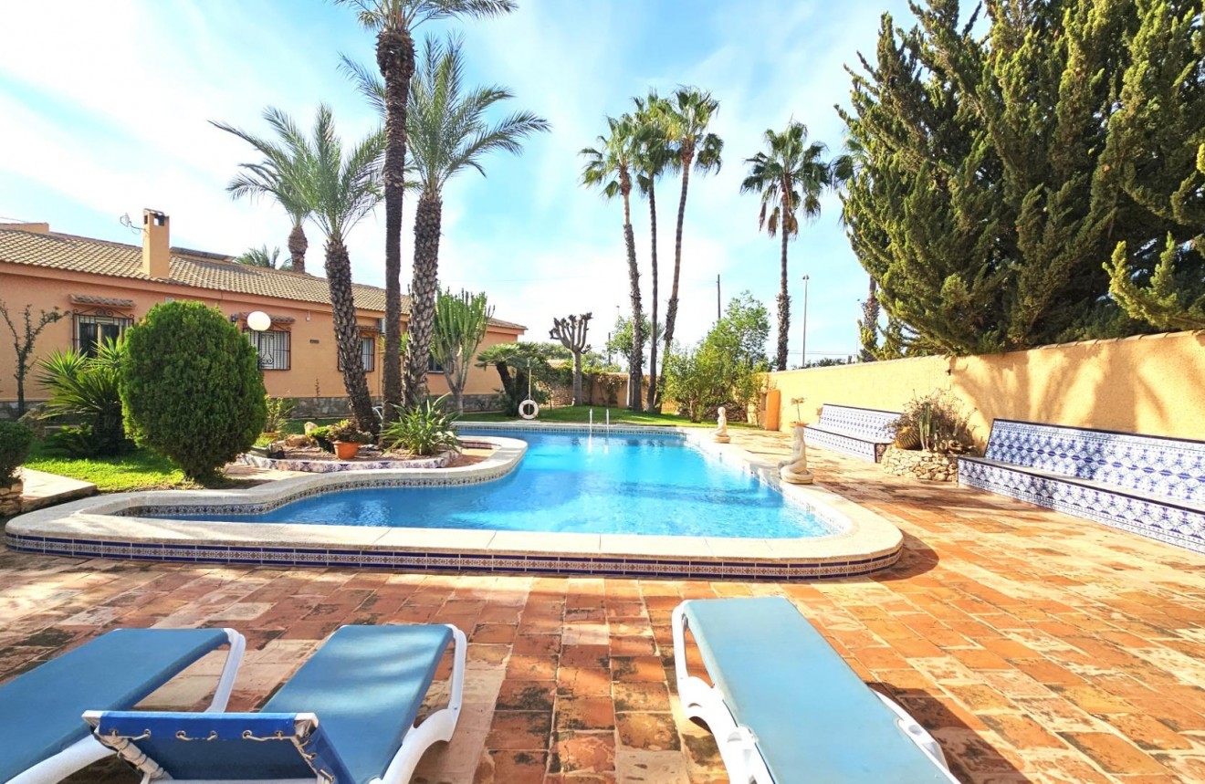 Resale - Chalet -
Torrevieja - San luis