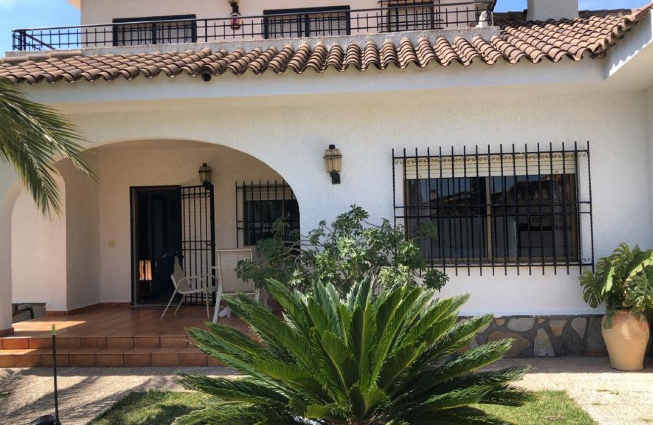 Resale - Chalet -
Orihuela Costa - Cabo Roig