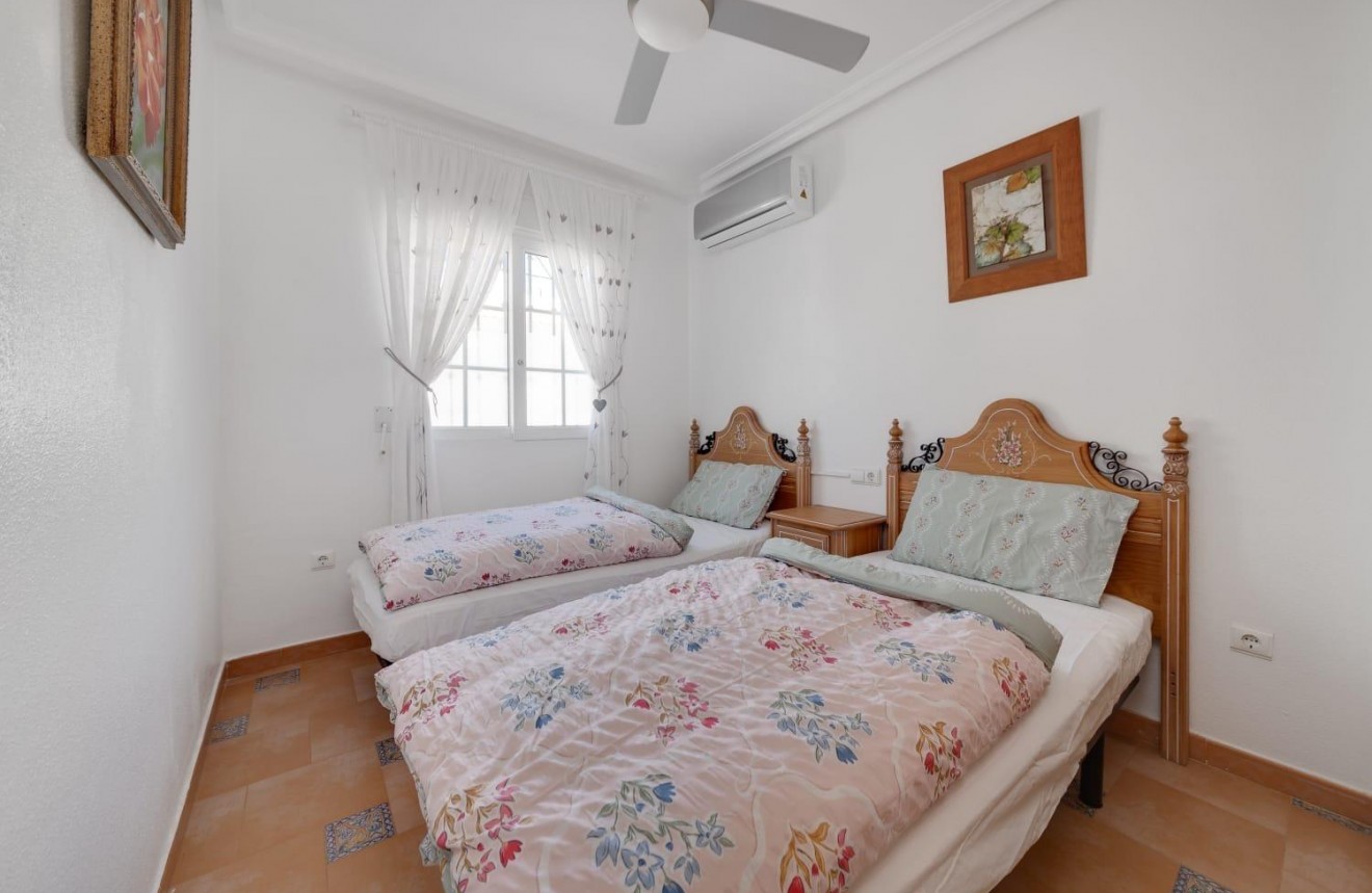 Resale - Chalet -
Orihuela Costa - Costa Blanca