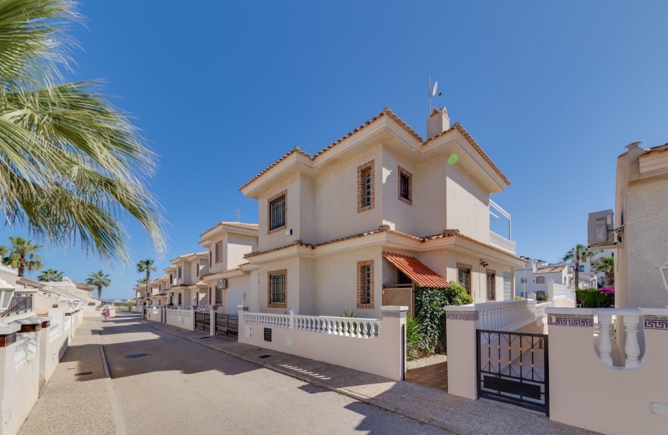 Resale - Chalet -
Orihuela Costa - Costa Blanca