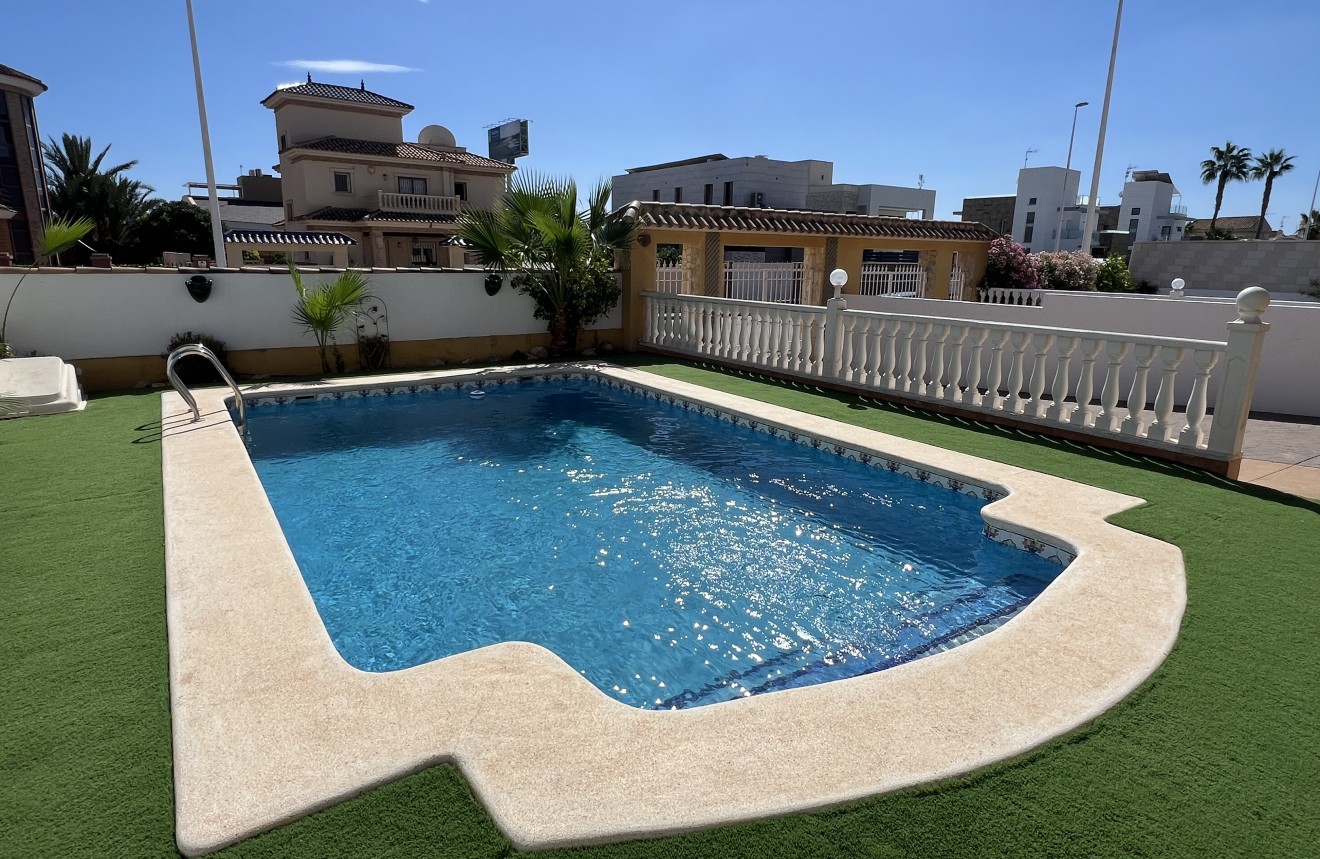 Resale - Chalet -
Orihuela Costa - Costa Blanca