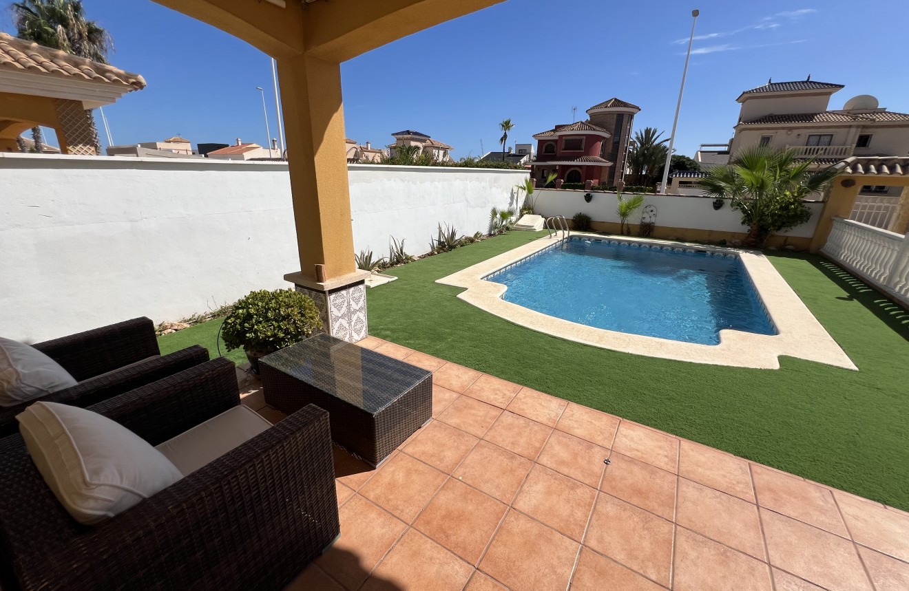 Resale - Chalet -
Orihuela Costa - Costa Blanca