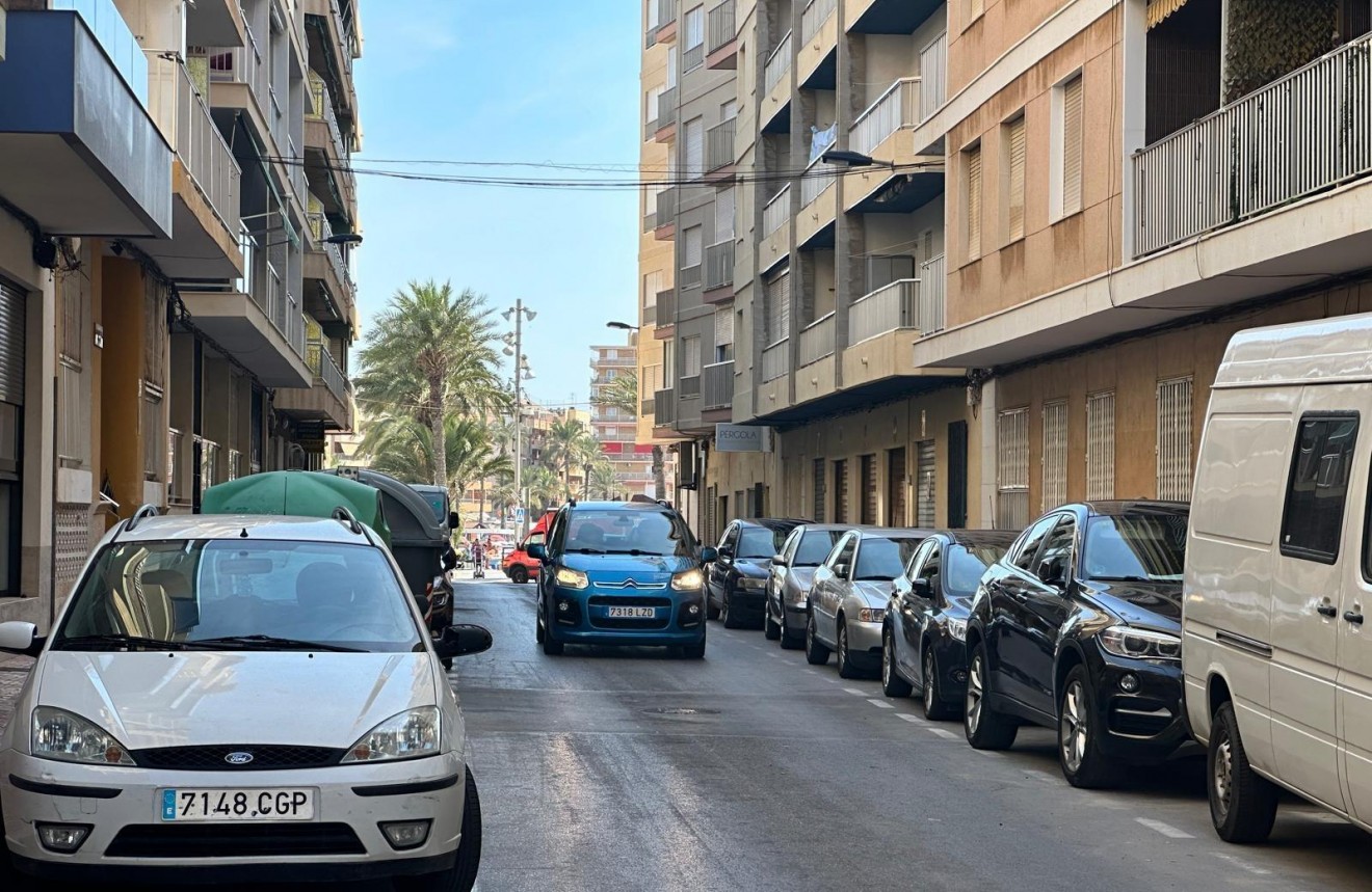 Z drugiej ręki - Mieszkanie w bloku -
Torrevieja - Paseo maritimo