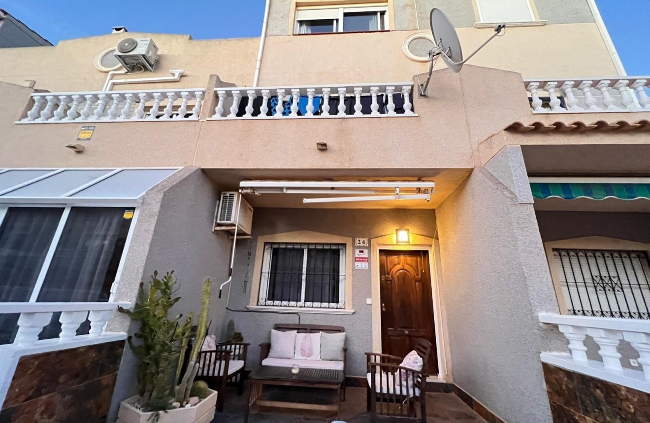 Resale - Chalet -
Orihuela Costa - Playa Flamenca