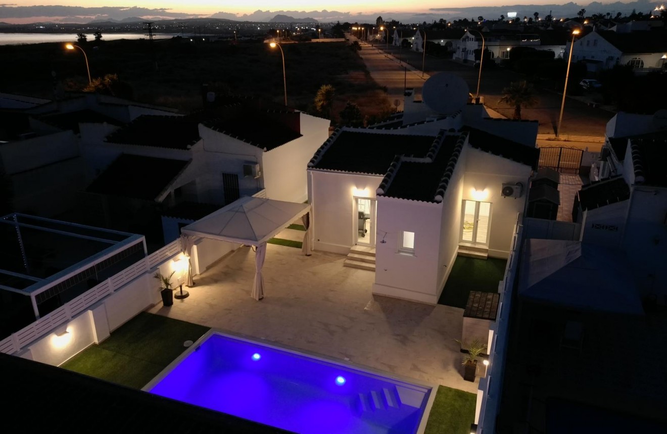 Resale - Chalet -
Torrevieja - Costa Blanca