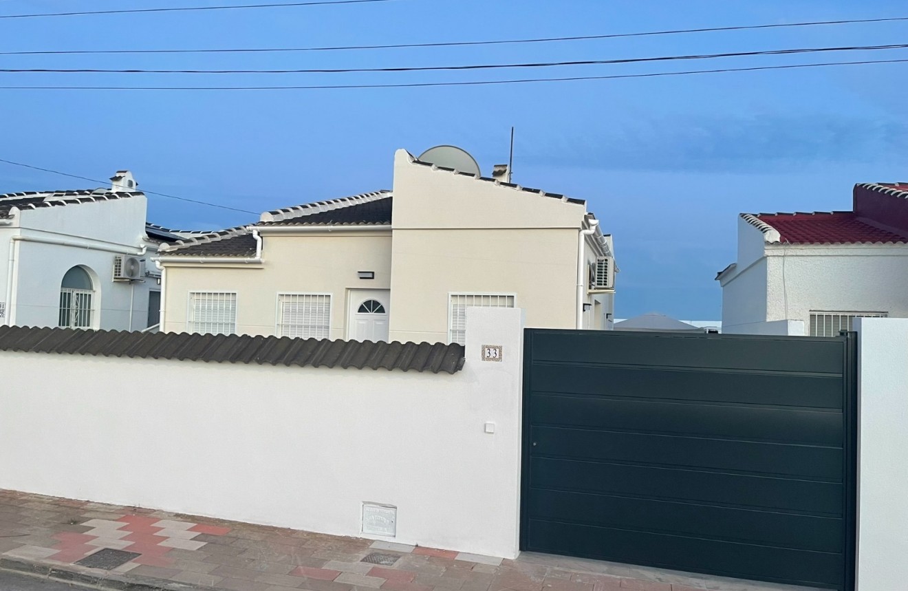 Resale - Chalet -
Torrevieja - Costa Blanca