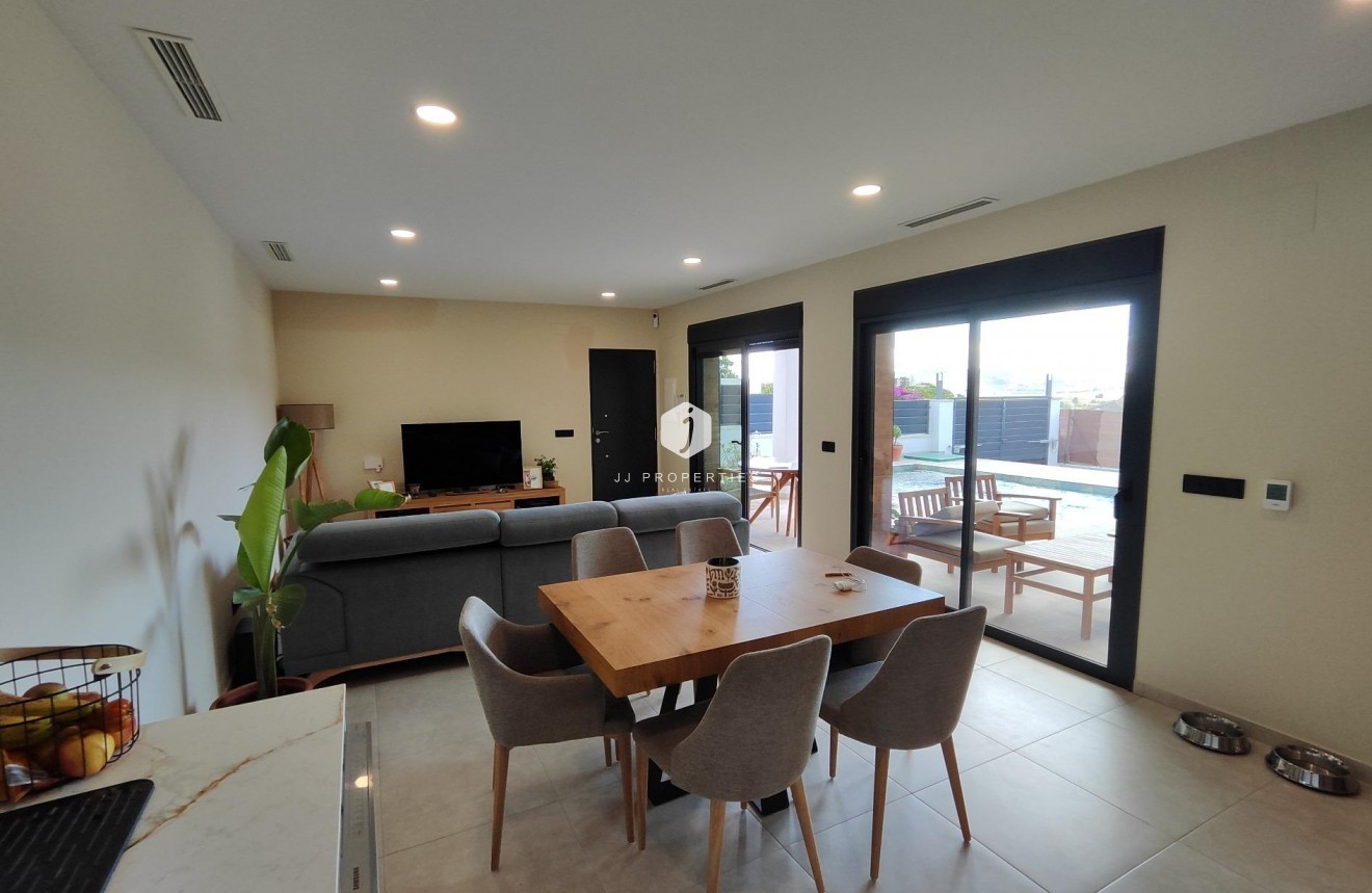 Obra nueva - Villa -
Pinoso - Lel