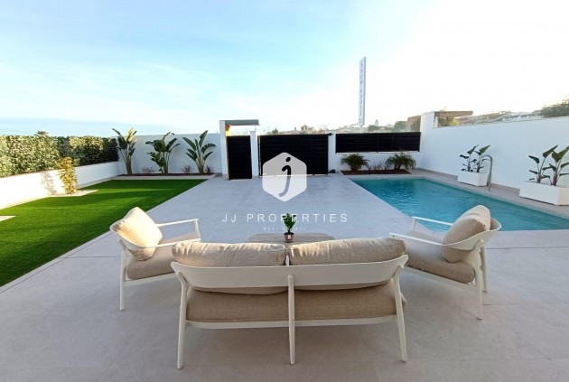 Nowy budynek - Szalet -
Benijofar - Pueblo