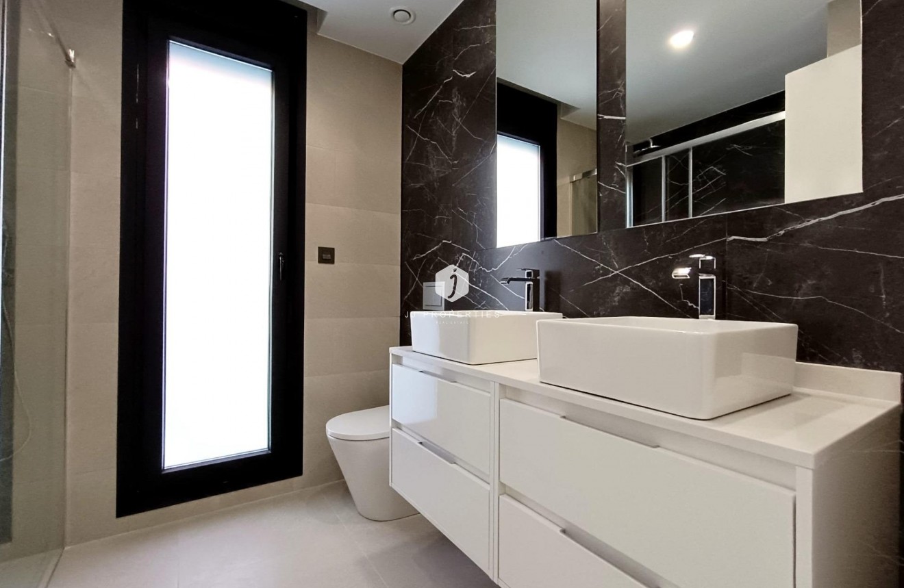 Nowy budynek - Szalet -
Benijofar - Pueblo