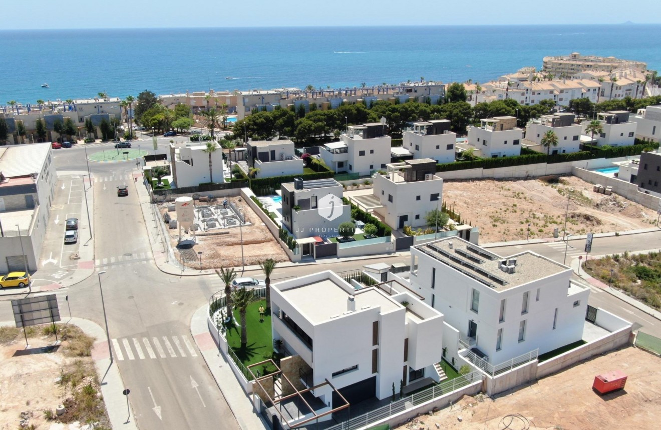 Obra nueva - Villa -
Orihuela Costa - Campoamor