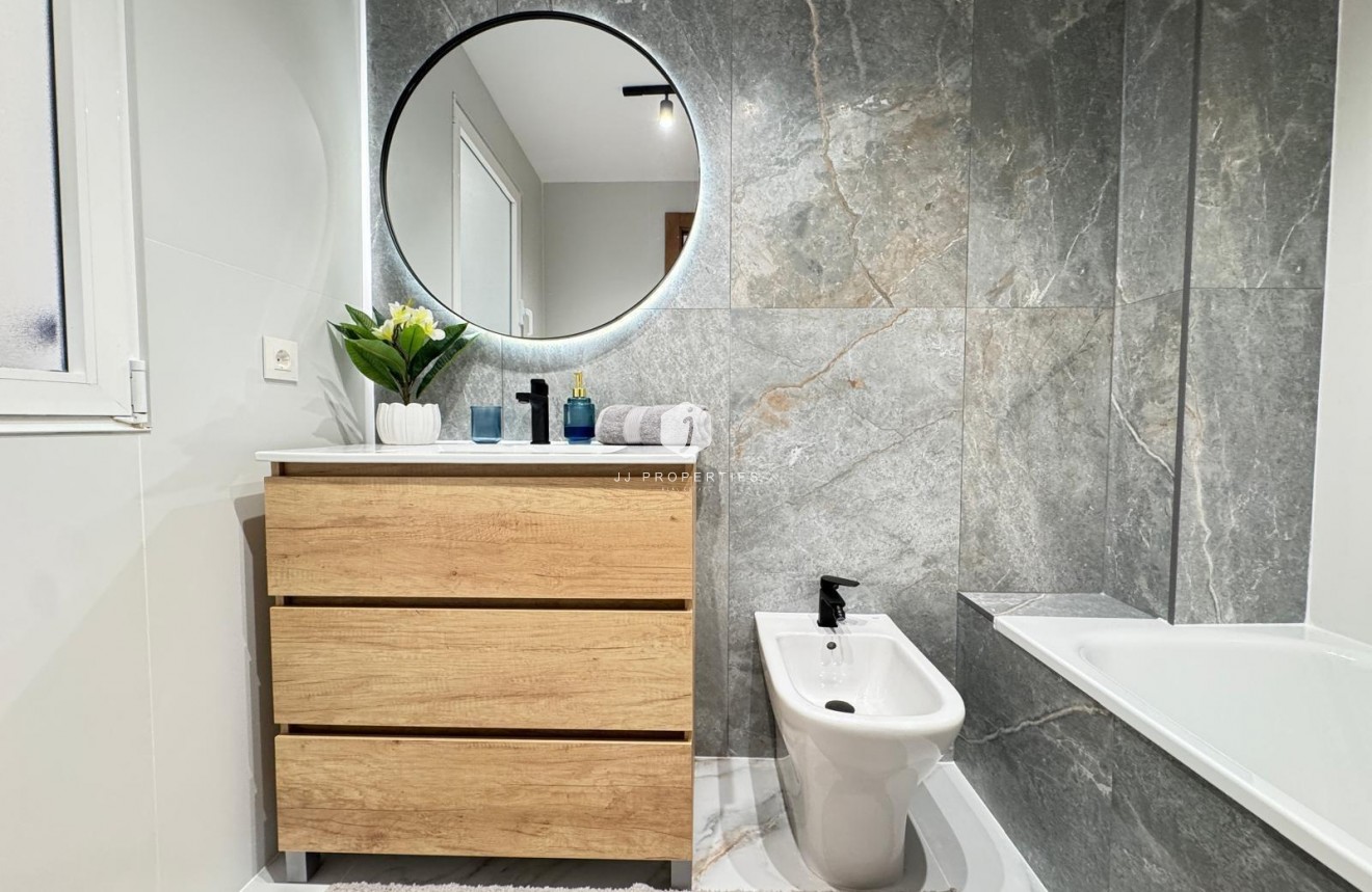 Z drugiej ręki - Mieszkanie w bloku -
Torrevieja - Playa de los Locos